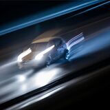 Auto, unscharf, rast auf der Autobahn, dass das Licht Streifen zieht.