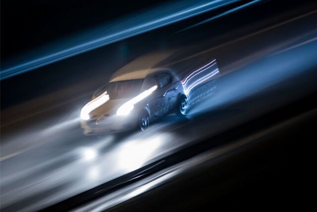 Auto, unscharf, rast auf der Autobahn, dass das Licht Streifen zieht.
