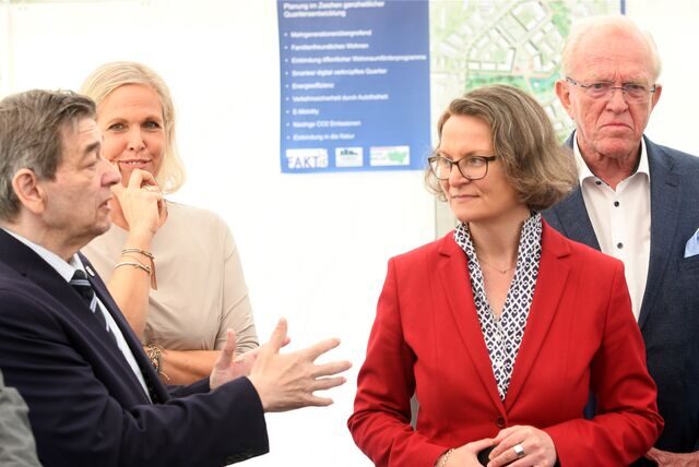 Ina Scharrenbach, Ministerin für Heimat, Kommunales, Bauen und Gleichstellung, unterzeichnete in Marl im Beisein von Hubert und Kirsten Schulte-Kemper mit Marls Bürgermeister Werner Arndt einen Kooperationsvertrag.