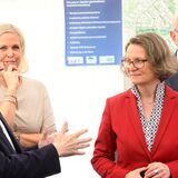 Ina Scharrenbach, Ministerin für Heimat, Kommunales, Bauen und Gleichstellung, unterzeichnete in Marl im Beisein von Hubert und Kirsten Schulte-Kemper mit Marls Bürgermeister Werner Arndt einen Kooperationsvertrag.