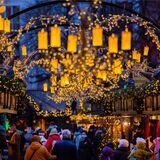Besucher gehen über den Weihnachtsmarkt am Alter Markt in Köln (NRW).