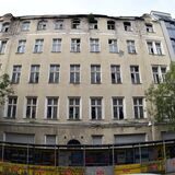 Kaputte Fenster und bröckelnder Putz an einem Wohnhaus