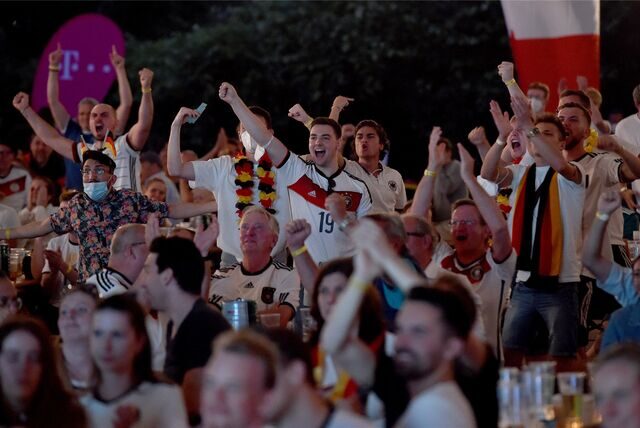 Fußball-Fans verfolgen das Spiel bei einem Public Viewing.