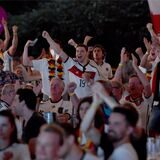 Fußball-Fans verfolgen das Spiel bei einem Public Viewing.