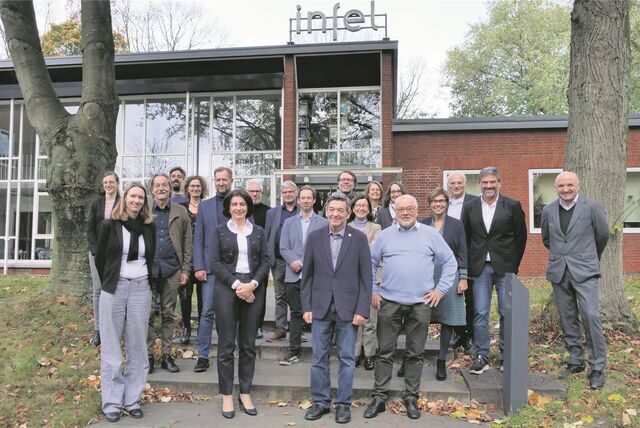Die Jurymitglieder stehen vor dem Gebäude der insel-Volkshochschule .