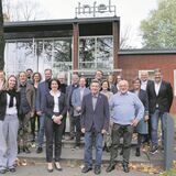 Die Jurymitglieder stehen vor dem Gebäude der insel-Volkshochschule .