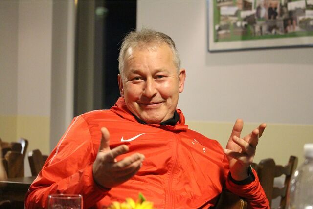 BR Billmerichs Trainer Hubert Tadday sitzt auf einem Stuhl, lächelt und gestikuliert.