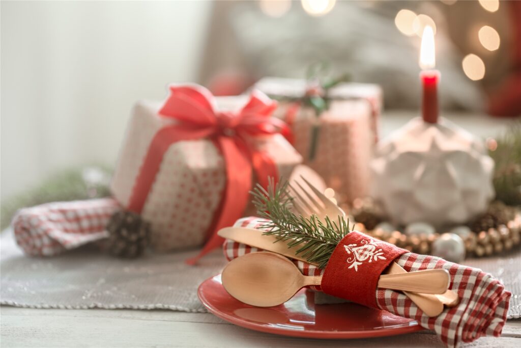 weihnachtlich angerichtetes besteck und geschirr weihnachtlich angerichtetes besteck und geschirr