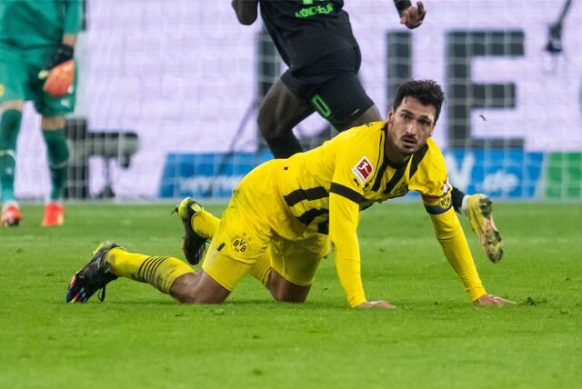 Dortmunds Mats Hummels liegt beim letzten Bundesligaspiel dieses Jahres nach einem Foul auf dem Rasen.