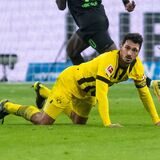 Dortmunds Mats Hummels liegt beim letzten Bundesligaspiel dieses Jahres nach einem Foul auf dem Rasen.