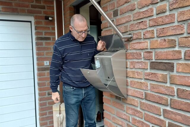 Georg Brüggemann am Briefkasten