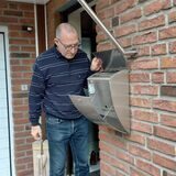 Georg Brüggemann am Briefkasten