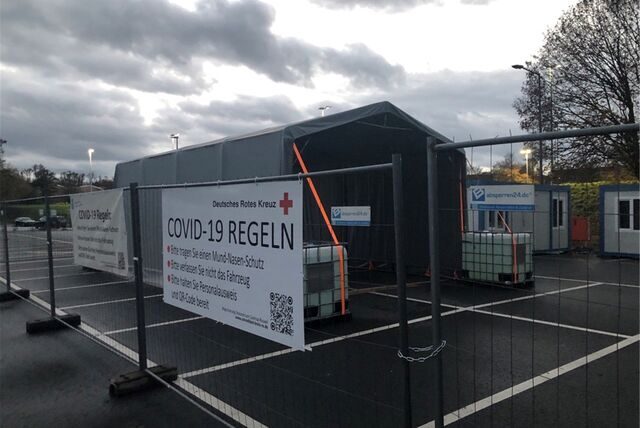 Am Standort des kommunalen Durchfahrtzentrum bietet jetzt das DRK in seiner Corona-Teststation den Text im Vorüberfahren an.