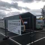 Am Standort des kommunalen Durchfahrtzentrum bietet jetzt das DRK in seiner Corona-Teststation den Text im Vorüberfahren an.
