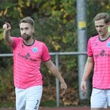 Westfalenliga-Goalgetter Kevin Holz (l) und sein SV Wacker Obercastrop treffen nach dem 3:0 gegen Westfalia Herne auch im Kreispokal-Viertelfinale auf die Nachbarstädter. Diesmal auswärts.