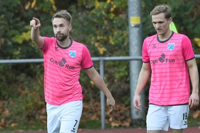 Westfalenliga-Goalgetter Kevin Holz (l) und sein SV Wacker Obercastrop treffen nach dem 3:0 gegen Westfalia Herne auch im Kreispokal-Viertelfinale auf die Nachbarstädter. Diesmal auswärts.