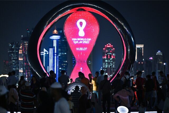 Die Worldcup-Uhr leuchtet vor der Skyline von Doha.