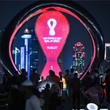 Die Worldcup-Uhr leuchtet vor der Skyline von Doha.