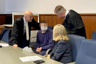 Der Angeklagte zwischen seinen beiden Verteidigern Marco Ostmeyer (li.) und Axel v. Irmer.