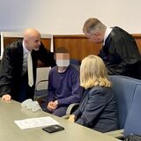 Der Angeklagte zwischen seinen beiden Verteidigern Marco Ostmeyer (li.) und Axel v. Irmer.