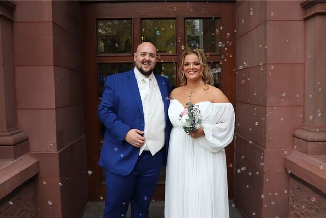 René und Jessica, beide aus Dortmund, stehen vor dem Standesamt am Alten Rathaus.
