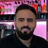 Emirhan Ucar an seiner Theke