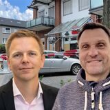 Am Nachmittag nach der Automatensprengung an der Sparkasse Henrichenburg: Im Mai wurde hier ein Geldautomat gesprengt. Über den Prozess vor dem Landgericht Dortmund gegen einen 23-Jährigen unterhalten sich die Reporter Tobias Weckenbrock (l.) und Martin von Braunschweig.