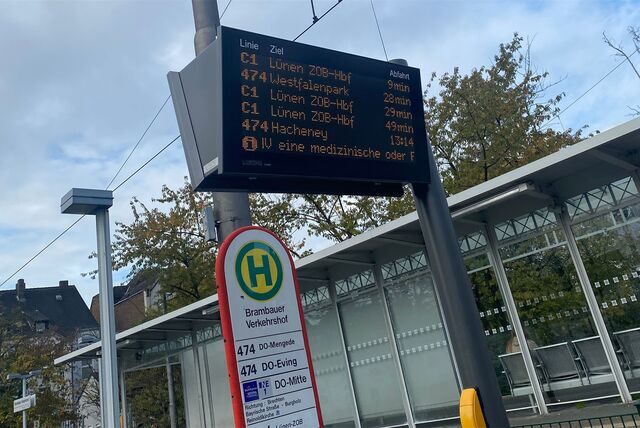 Haltestellenschild und elektronischer Fahrplan an der Haltestelle Brambauer Verkehrshof.