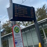 Haltestellenschild und elektronischer Fahrplan an der Haltestelle Brambauer Verkehrshof.