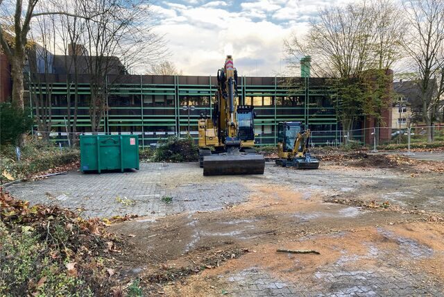 Die Fläche vor dem Kreishaus in Recklinghausen ist freigeräumt. Die Bäume, die dort standen sind Geschichte.