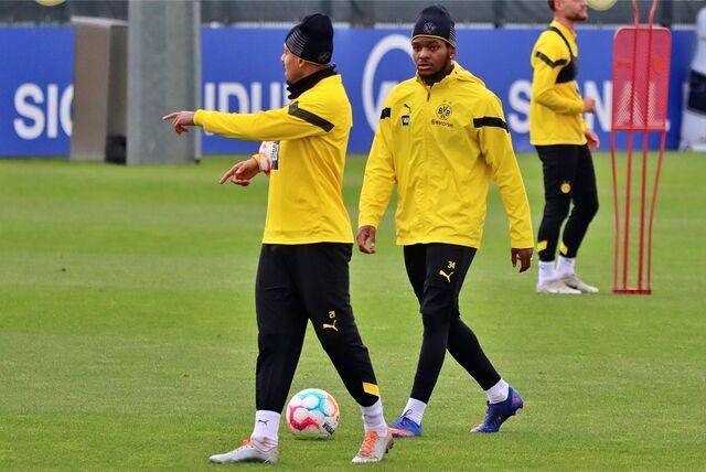 Donyell Malen und Jayden Braaf unterhalten sich.