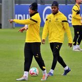 Donyell Malen und Jayden Braaf unterhalten sich.