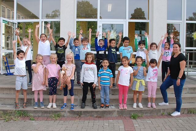 Die Giraffenklasse 1b der Cottenburgschule in Castrop-Rauxel jubelt.