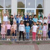 Die Giraffenklasse 1b der Cottenburgschule in Castrop-Rauxel jubelt.