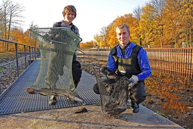 Die Mitarbeiter des Schiffshebewerks Waltrop, René Blume (l.) und Michel Dirkmann, stehen mit Fisch-Netzen am Kanal.