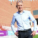 DFB-Präsident Bernd Neuendorf steht im Stadion des Al Shamal SC.