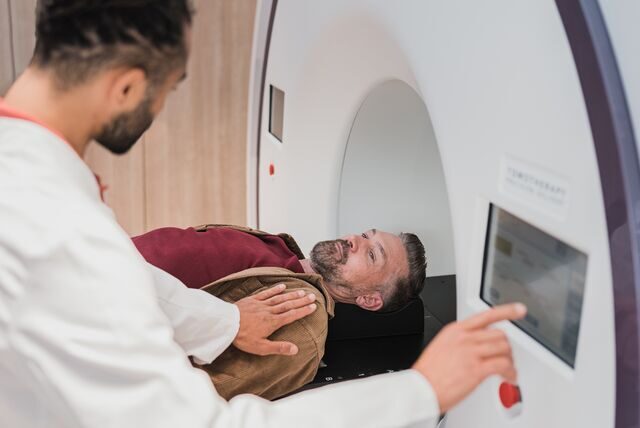 Eine MRT-Untersuchung. Krankenhäuser sind Energieintensive Betriebe. Die Sparmöglichkeiten sind begrenzt.