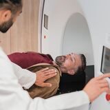 Eine MRT-Untersuchung. Krankenhäuser sind Energieintensive Betriebe. Die Sparmöglichkeiten sind begrenzt.