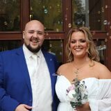 René und Jessica, beide aus Dortmund, stehen vor dem Standesamt am Alten Rathaus.