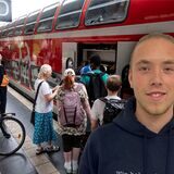 Der 19-jährige Pendler und Student Fynn Robering aus Oer-Erkenschwick, montiert neben einen Regionalexpress am Bahnsteig.