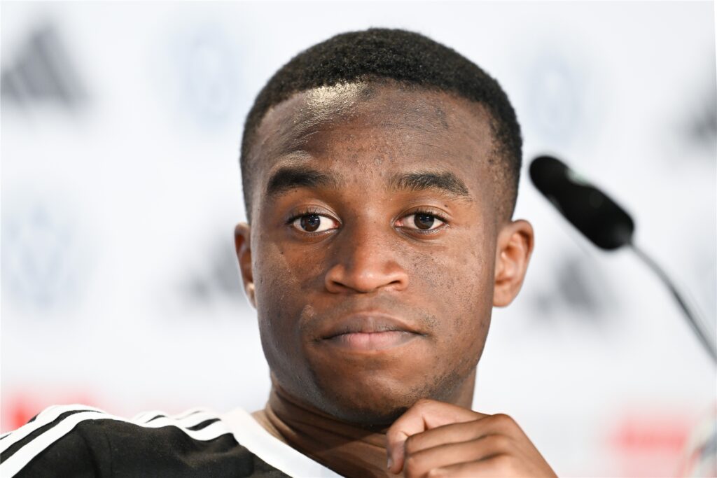 Youssoufa Moukoko während einer Pressekonferenz. Youssoufa Moukoko während einer Pressekonferenz.