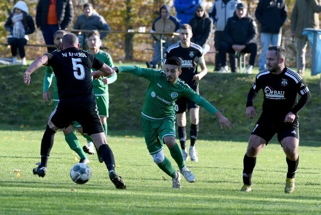 Afferdes Marko Schott (l.) marschiert hier mit dem Ball los. Der SV Afferde machte es dem TuS Lohauserholz lange schwer, verlor erst im Elfmeterschießen.