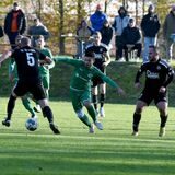 Afferdes Marko Schott (l.) marschiert hier mit dem Ball los. Der SV Afferde machte es dem TuS Lohauserholz lange schwer, verlor erst im Elfmeterschießen.