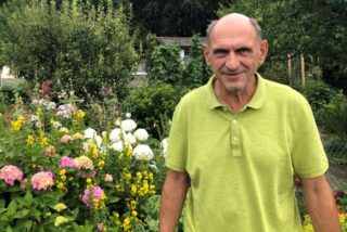 Norbert Mörchen, Vorsitzender des Kleingartenvereins Am Schellenberg im Garten.