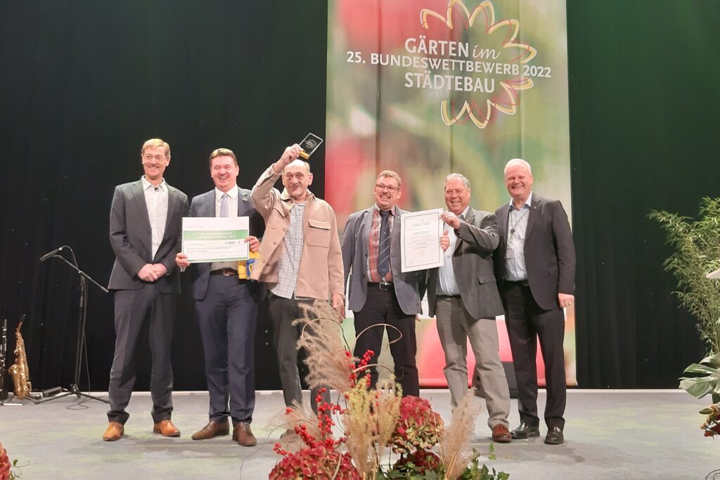 Norbert Mörchen wurde vom Bürgermeister Rajko Kravanja, dem Bezirksverbandsvorsitzenden Stephan Bevc und Prof. Dr. Martina Oldengott, Projektleiterin der IGA Metropole Ruhr 2027 nach Berlin begleitet. Norbert Mörchen wurde vom Bürgermeister Rajko Kravanja, dem Bezirksverbandsvorsitzenden Stephan Bevc und Prof. Dr. Martina Oldengott, Projektleiterin der IGA Metropole Ruhr 2027 nach Berlin begleitet.