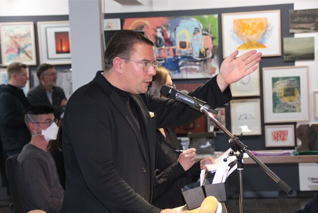 Dr. Nico Anklam als Auktionator bei der Weihnachtskunstversteigerung in der Kunsthalle Recklinghausen.