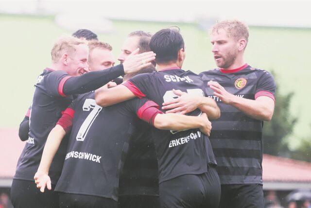 Die Spieler der Spvgg. Erkenschwick liegen sich in den Armen.