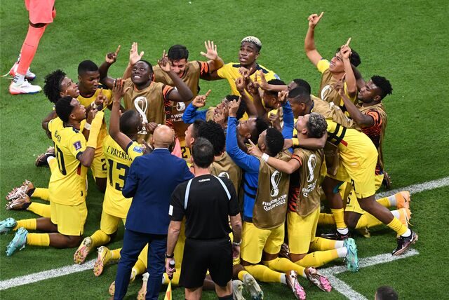Die Spieler von Ecuador bejubeln den Sieg gegen Katar.