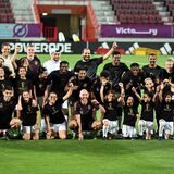 Deutschlands Nationalspieler stellen sich während eines FIFA Community Events mit 17 Mädchen aus verschiedenen Ländern auf, mit denen sie vorher Fußball gespielt haben.