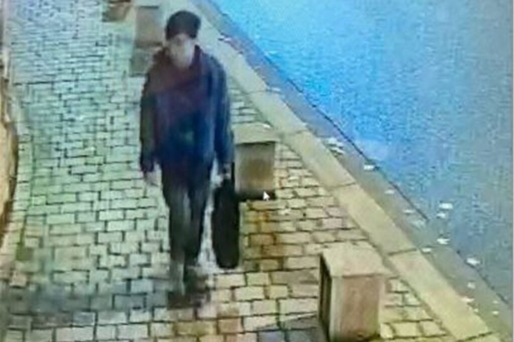 Das Bild aus dem Video der Überwachungskamera zeigt den möglichen Zeugen. Das Bild aus dem Video der Überwachungskamera zeigt den möglichen Zeugen.